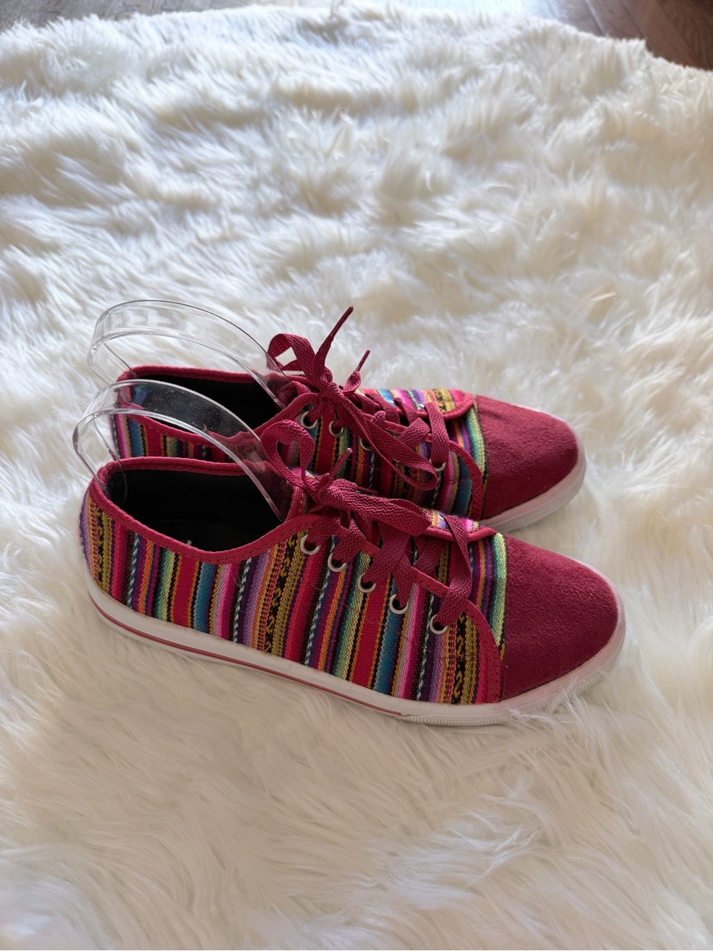 Women’s tribal inspired pattern peruvian Sneakers fits size 8.5-9